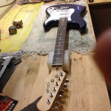 Guitarra a punto de ser intervenida.